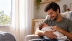 Pai cuidando de bebê durante período de licença-paternidade em casa
