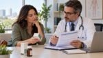 Paciente e médico analisando prescrição e cobertura de plano de saúde para medicamento