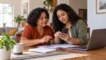 Mulher auxiliando familiar a usar o Meu INSS com segurança sem compartilhar senha